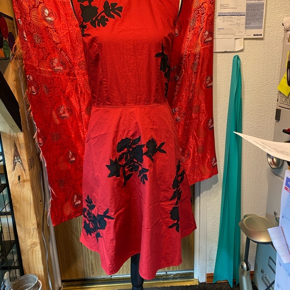 Eshakti dress - Picture 1 of 10